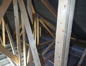 Zateplení stropu bungalovu pomocí foukané izolace